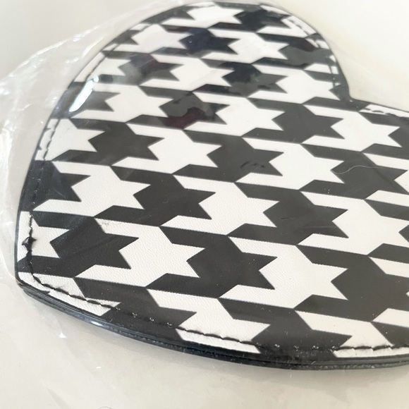 Heart Shaped Mini Beauty Makeup Cosmetic Mirror - Picture 3 of 7